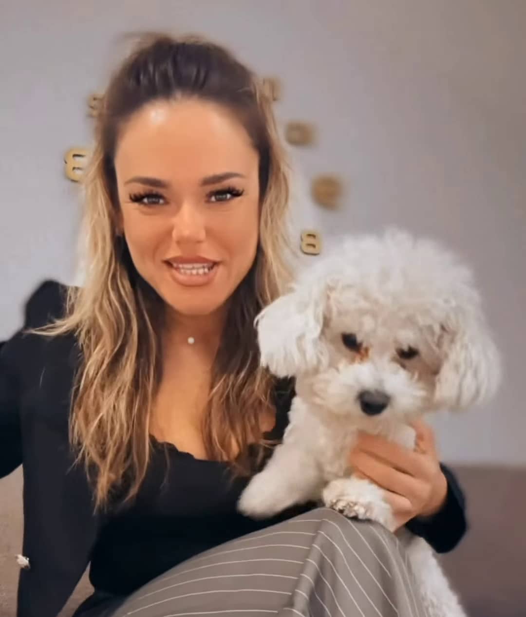 Irma Kasavica, vlasnica studija DolceVita by Irma, sa svojim belim psićem