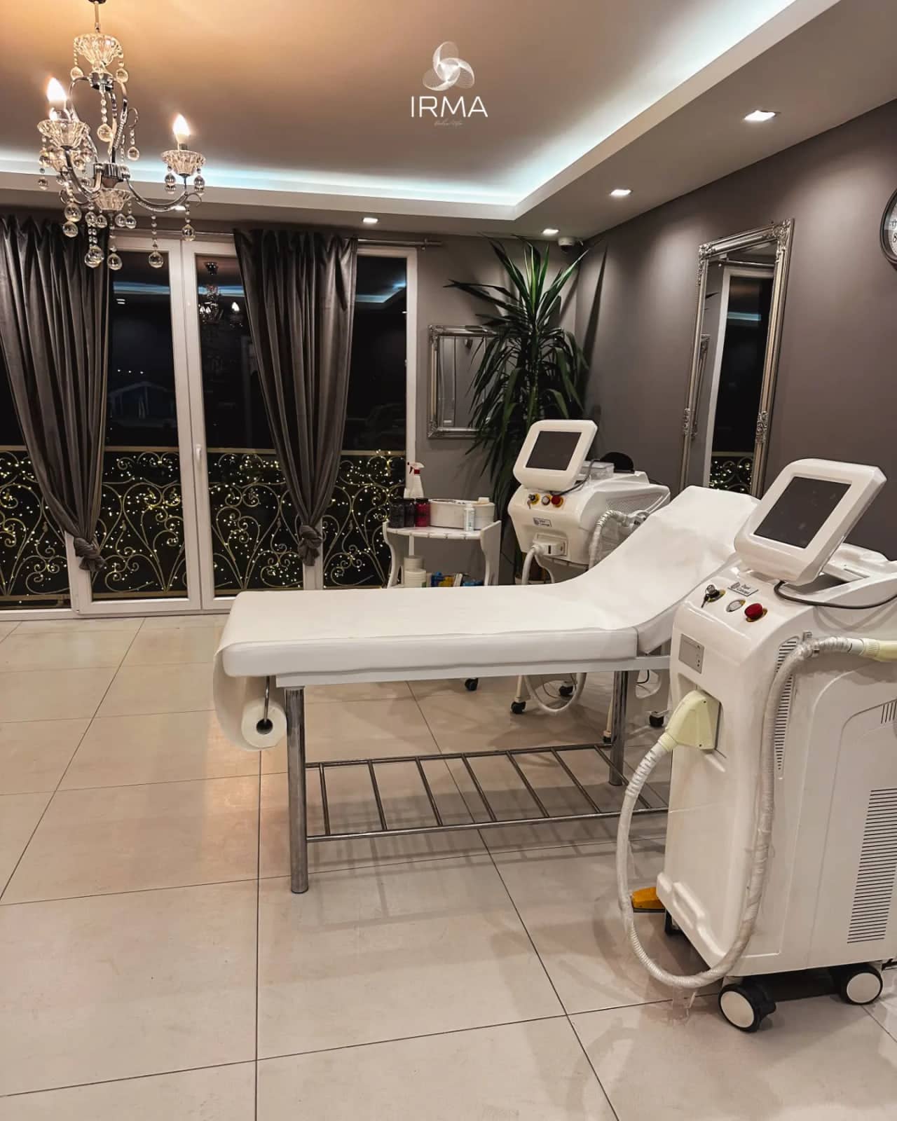 Tretmanska sala studija sa kristalnim lusterom i krevetom za tretmane