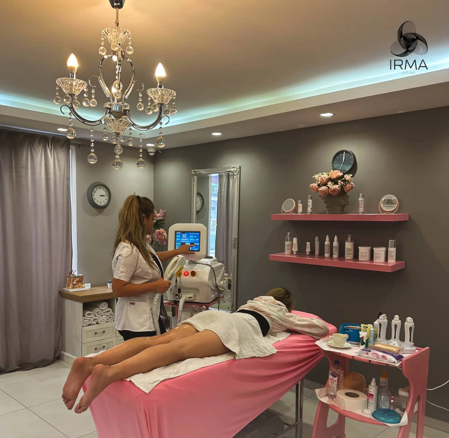 Laserska epilacija u sali sa lusterom i ružičastim prekrivačem