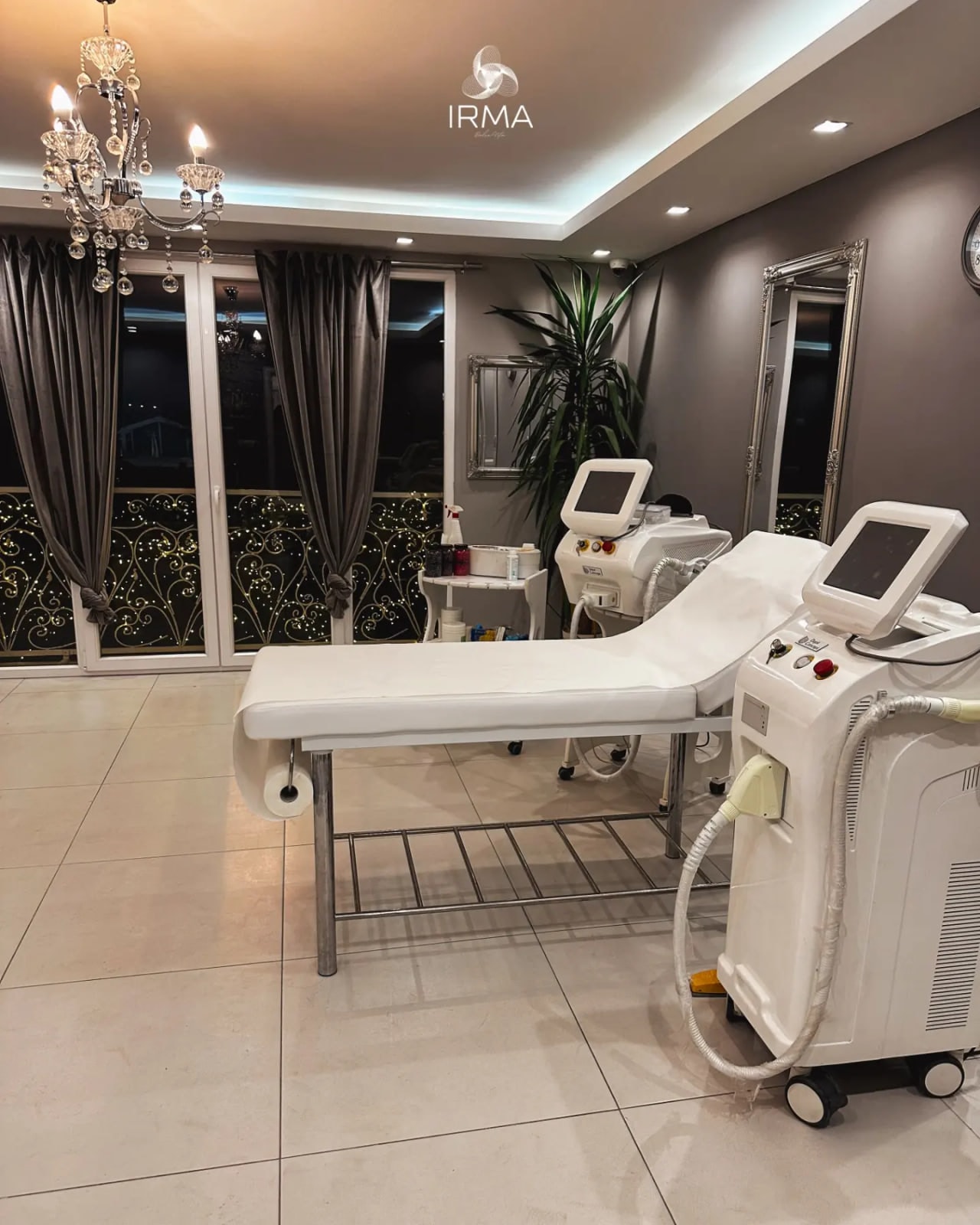 Tretmanska sala studija sa kristalnim lusterom i krevetom za tretmane